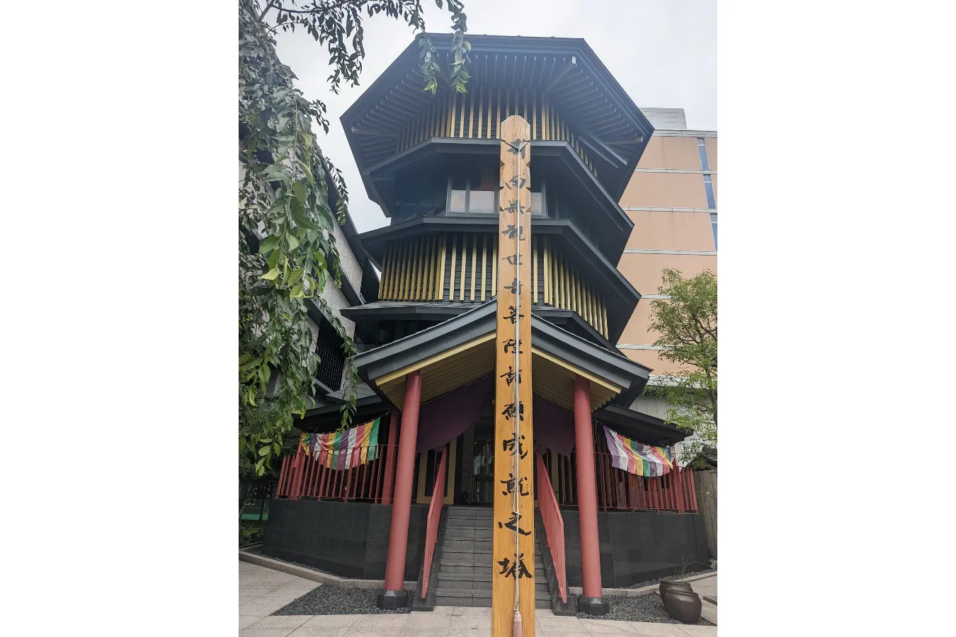 ▲「鴨台さざえ堂」の外観。大正大学の敷地ですが、誰でも入れるようになっています