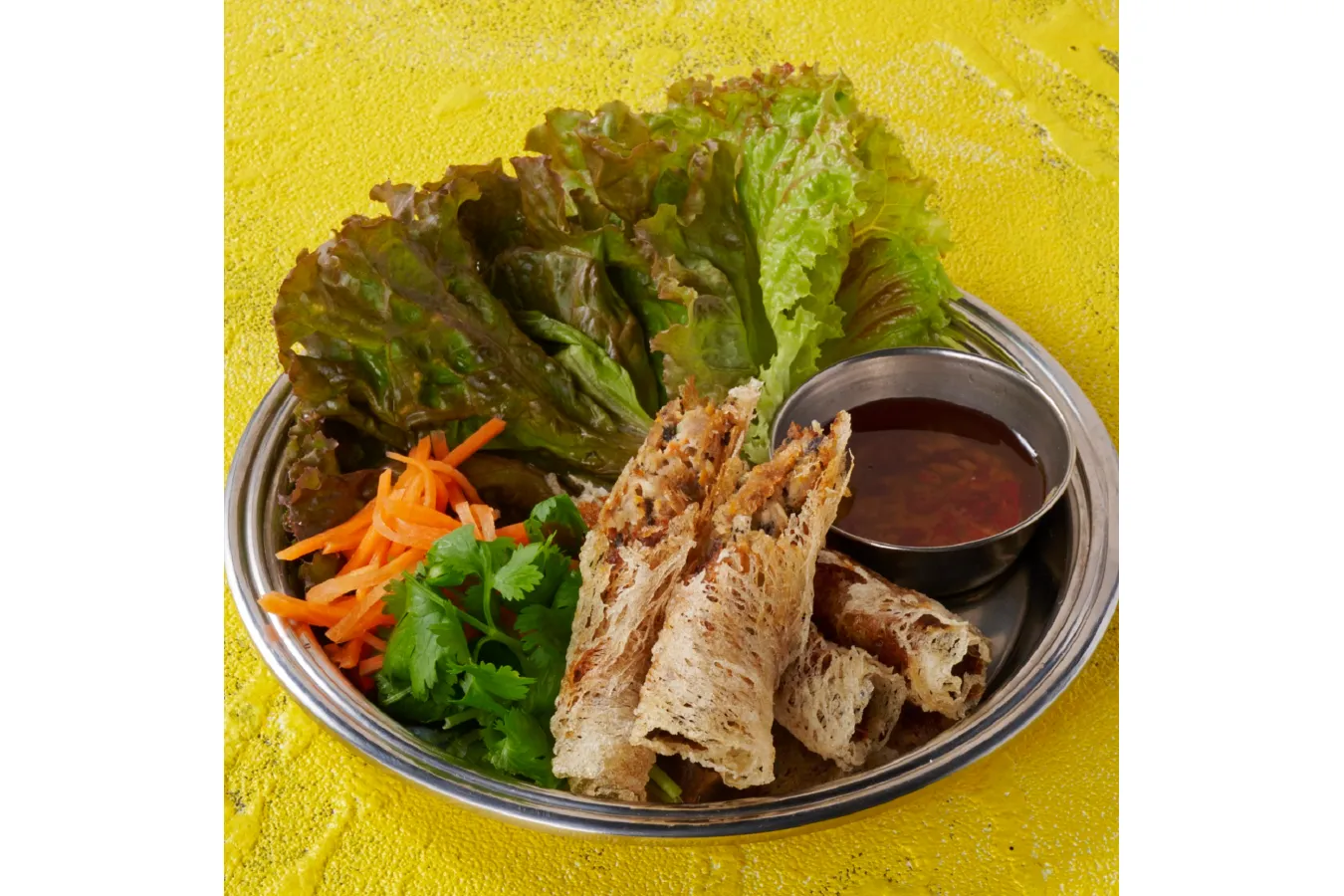 ▲「野菜で巻いて食べる揚げ春巻き”ネム”」（748円）