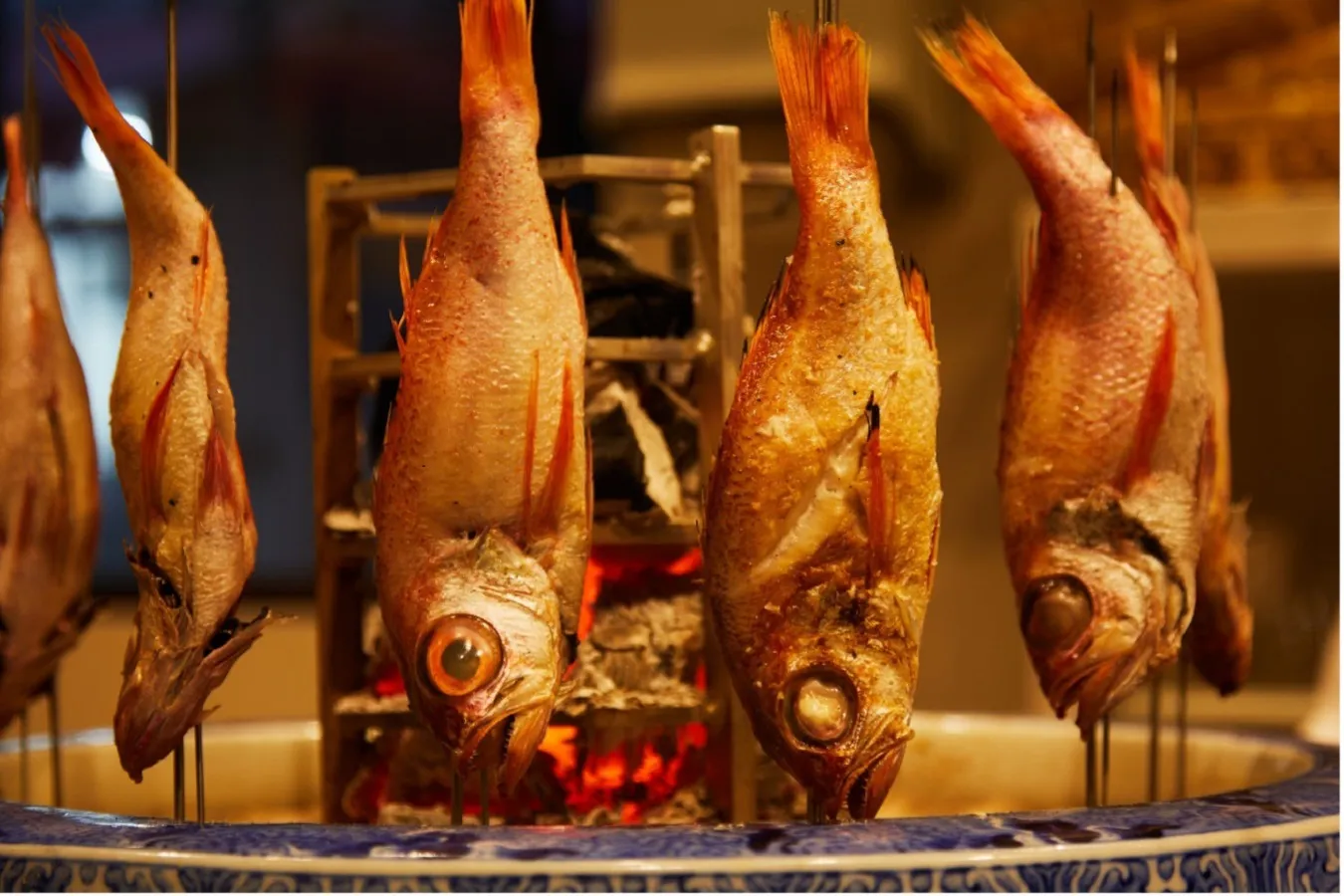▲のどぐろはカウンターから囲んで眺められる専用の特大火鉢でじっくり原始焼きに