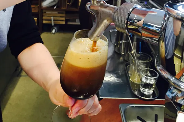 まるで黒ビール!?この夏話題の「ドラフトコーヒー」が飲める東京カフェ3選