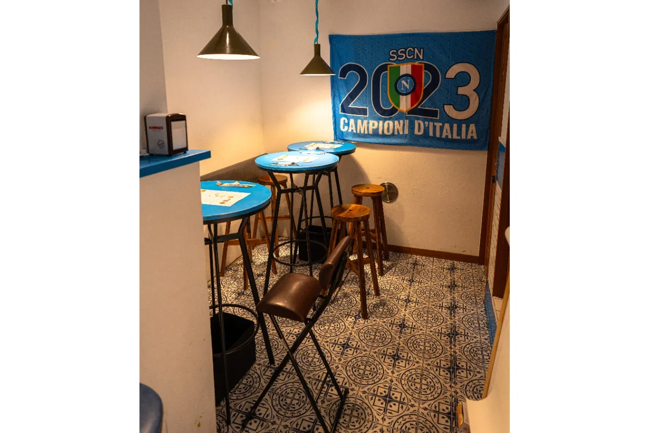 風船のように膨らんだ…ピザ!?“揚げピッツァ”が絶品な三田のイタリアンバル「NAPD」_1537148