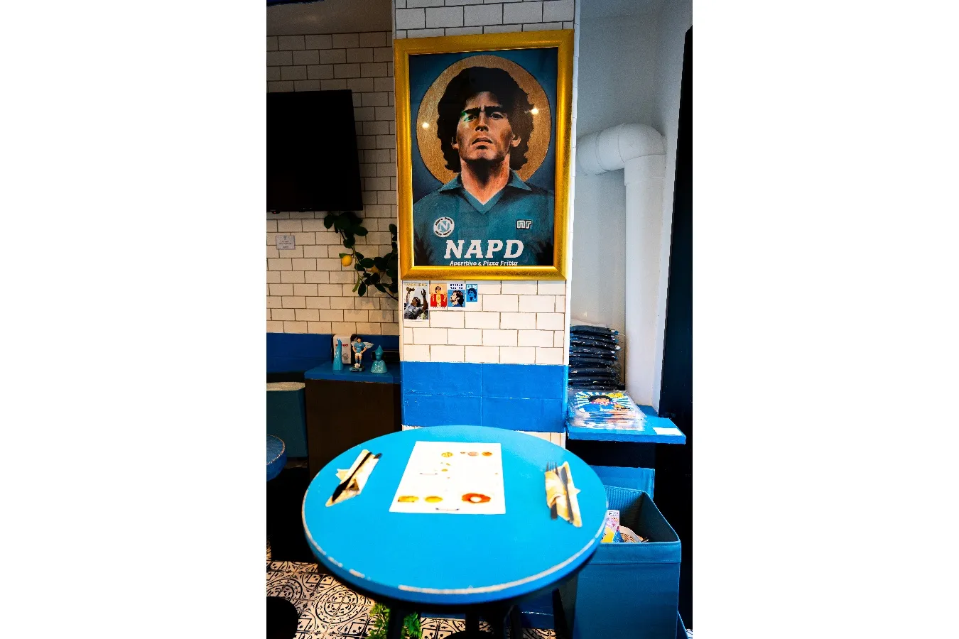 風船のように膨らんだ…ピザ!?“揚げピッツァ”が絶品な三田のイタリアンバル「NAPD」_1537149