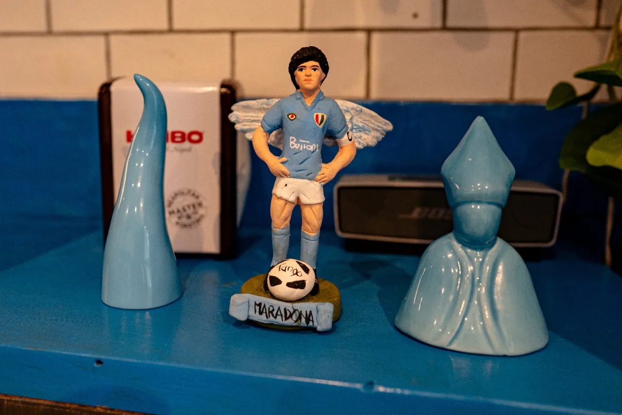 風船のように膨らんだ…ピザ!?“揚げピッツァ”が絶品な三田のイタリアンバル「NAPD」_1537150