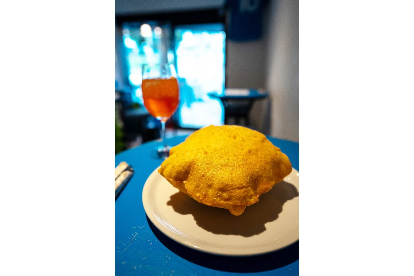 ▲「揚げピッツァナポレターナ」（手前）と「アペロールスプリッツ」（奥）