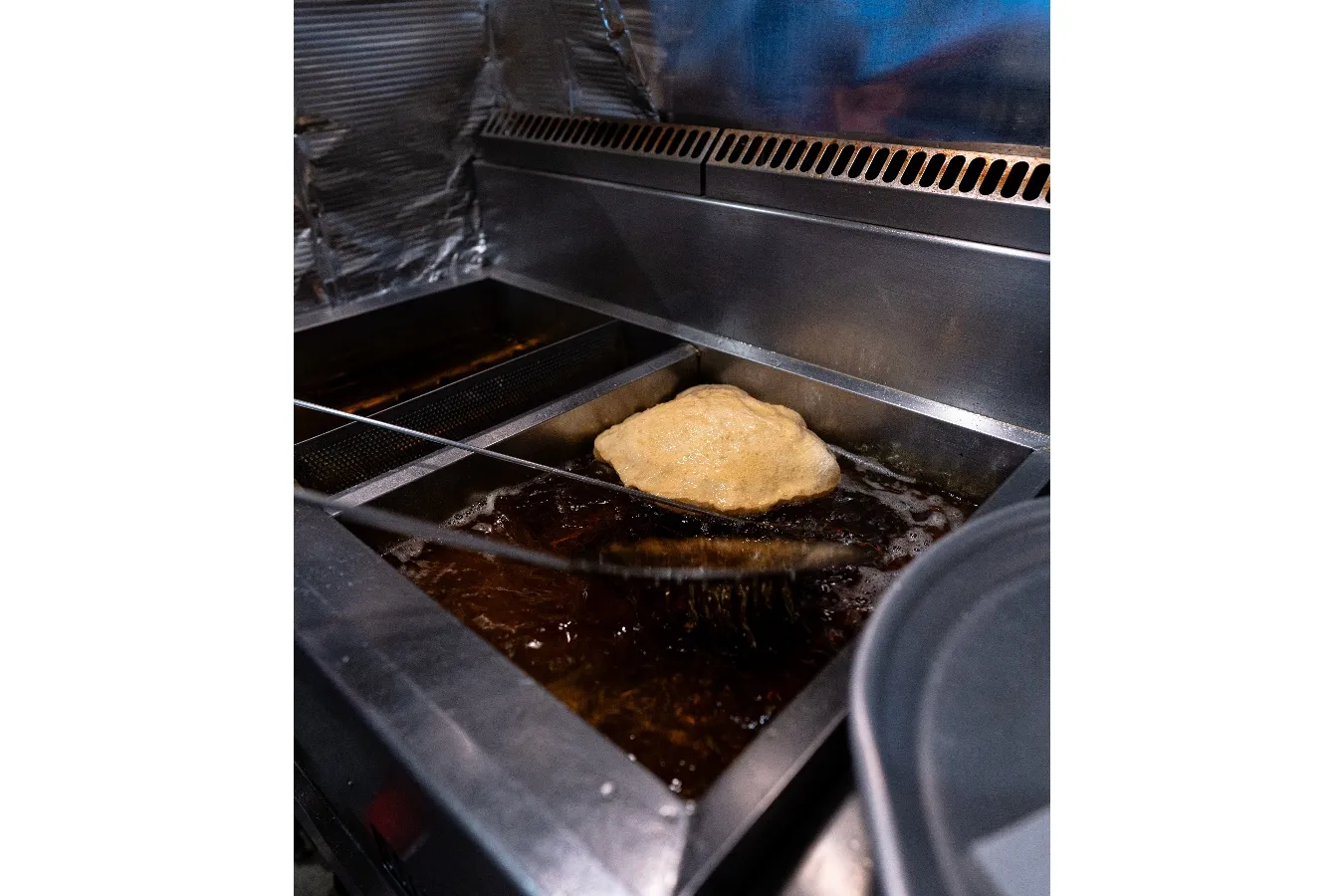 風船のように膨らんだ…ピザ!?“揚げピッツァ”が絶品な三田のイタリアンバル「NAPD」_1537153