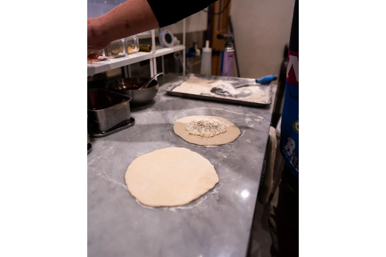 風船のように膨らんだ…ピザ!?“揚げピッツァ”が絶品な三田のイタリアンバル「NAPD」_1537155