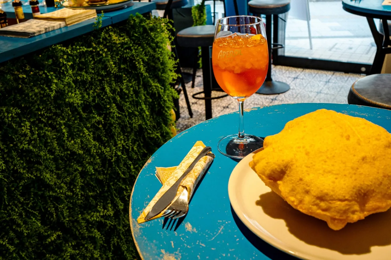 風船のように膨らんだ…ピザ!?“揚げピッツァ”が絶品な三田のイタリアンバル「NAPD」_1537157