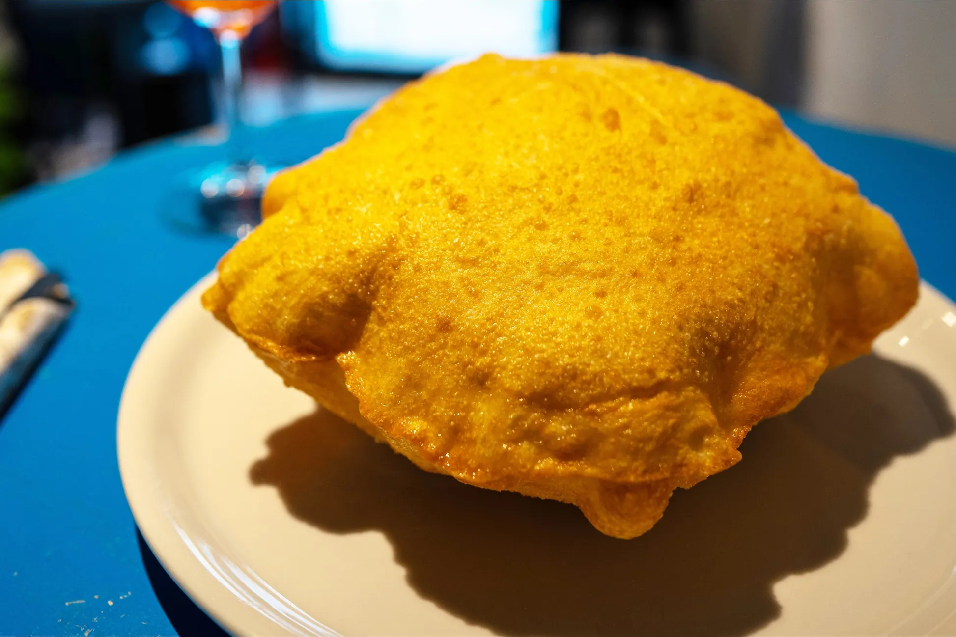 風船のように膨らんだ…ピザ!?“揚げピッツァ”が絶品な三田のイタリアンバル「NAPD」