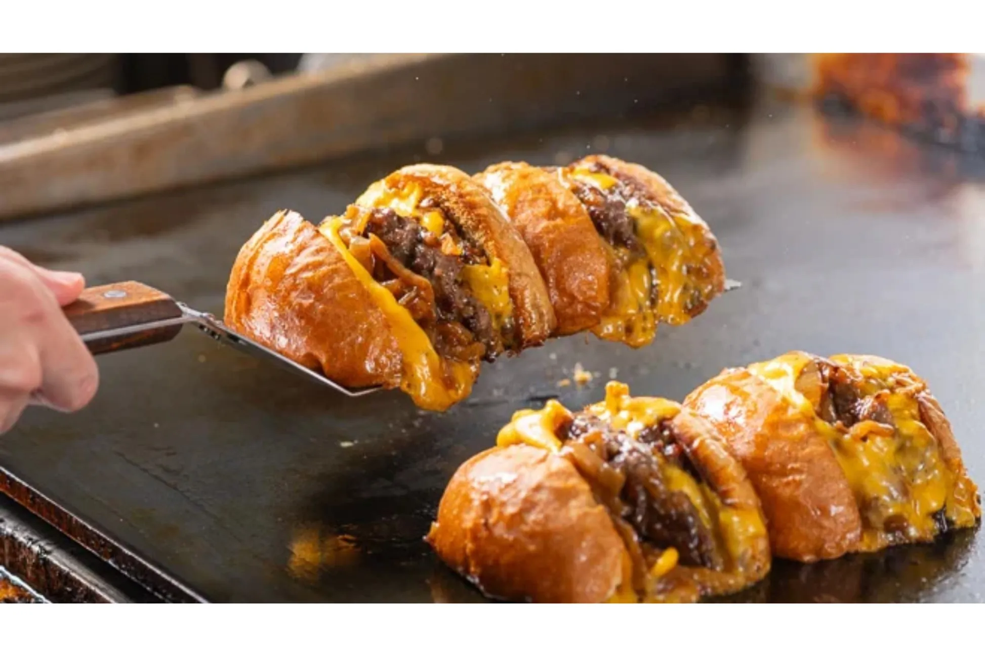 斬新な縦切りバーガーも！ハンバーガーショップ「ブリスクスタンド」が