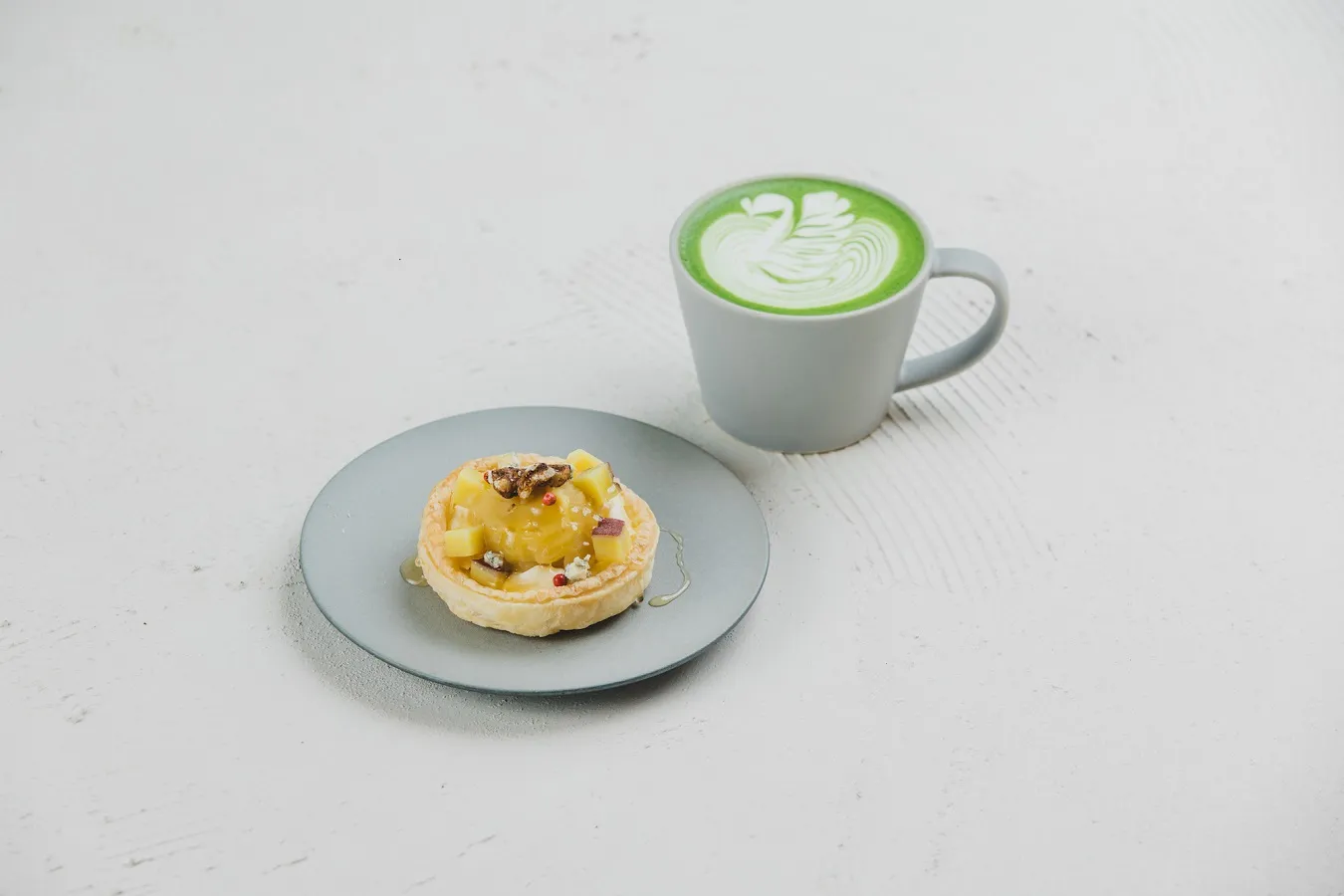 ▲左「おばんざいタルト-3種のチーズと紅はるか-」（583円）、右「抹茶ラテ」（605円〜）は福岡八女と京都宇治の2種類から選べる
