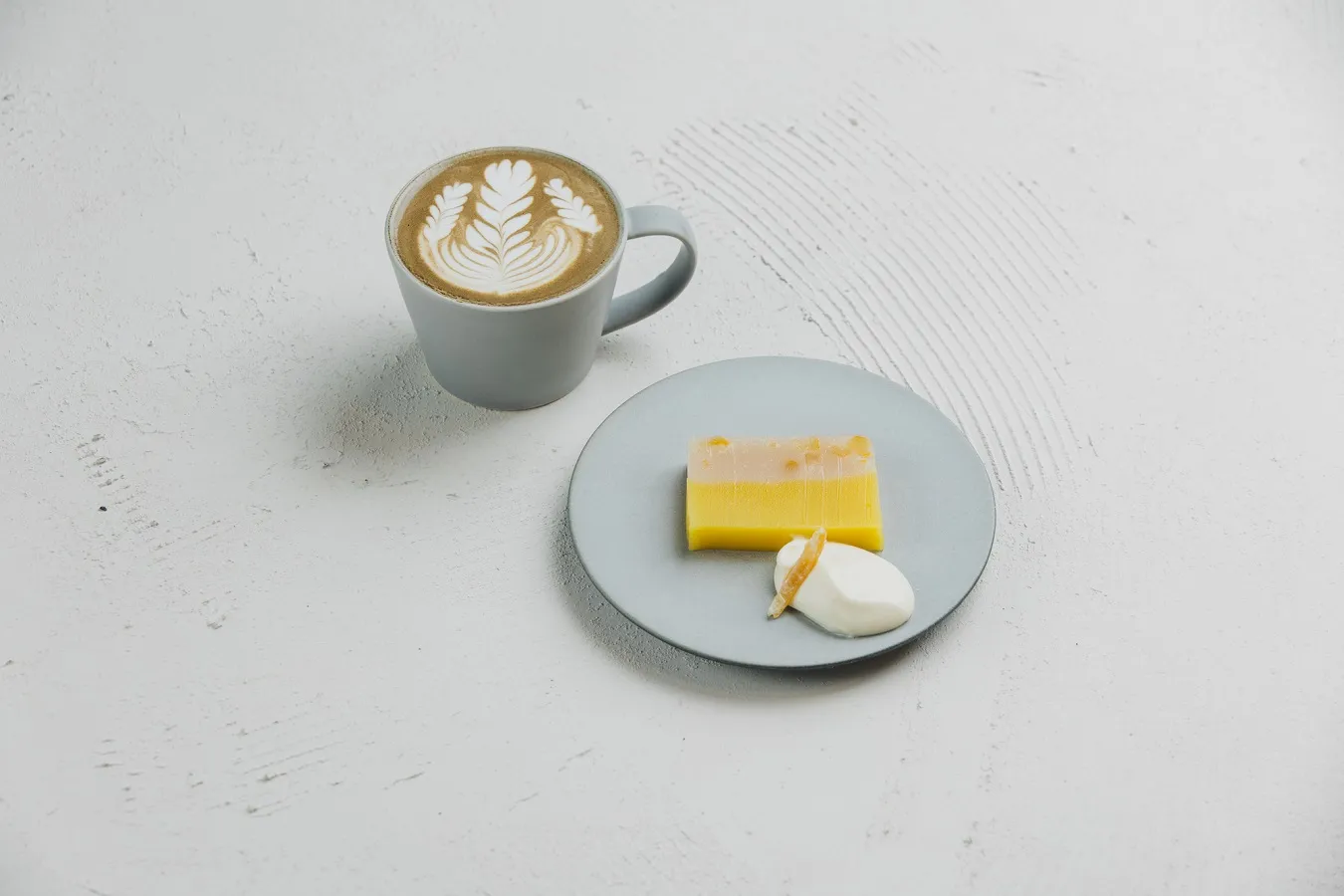 ▲左「ほうじ茶ラテ」（660円）、右「和テリーヌ-おいもとかぼす-」（495円）は、大分県産のかぼすピールをたっぷり加えた和テリーヌ