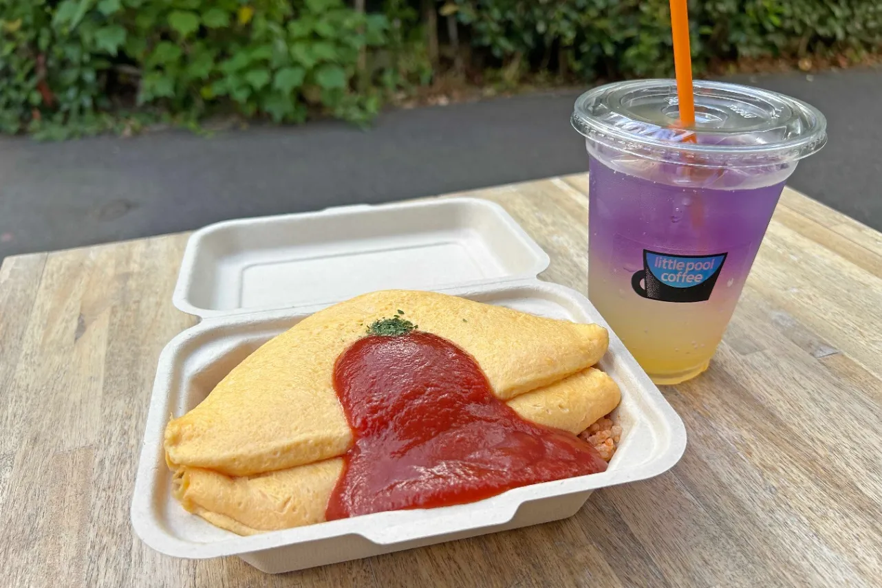 ▲写真左「無限オムライス」（1,500円）、写真右「レモンスカッシュ」（Mサイズ680円）