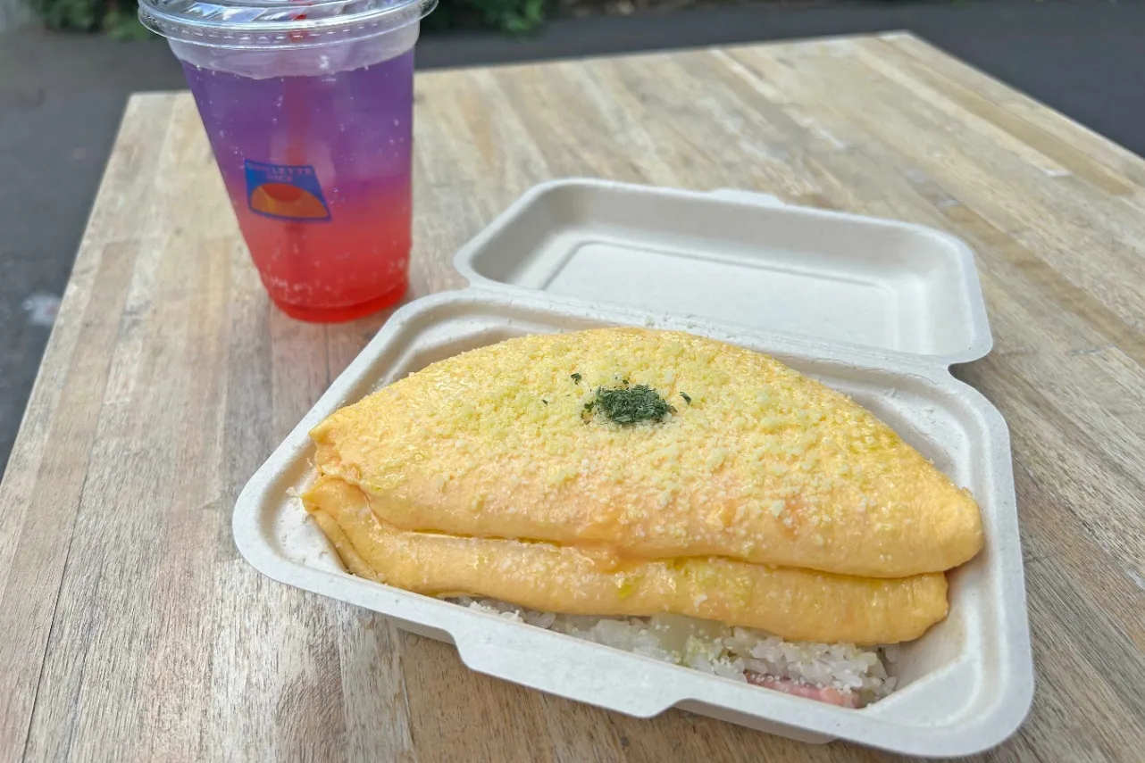 ▲写真手前「リッチオムライス」（1,800円）、写真奥「ピンクグレープフルーツスカッシュ」（Mサイズ680円）