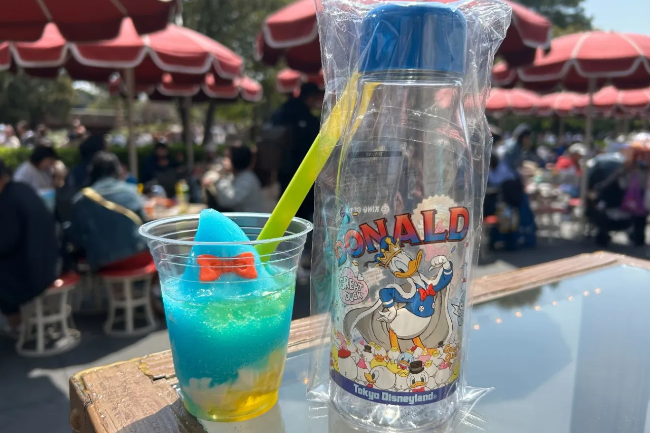 ▲写真左から「グレープフルーツスムージー(ミルクプリン)」(700円)、「スーベニアドリンクボトル」(プラス1,300円)