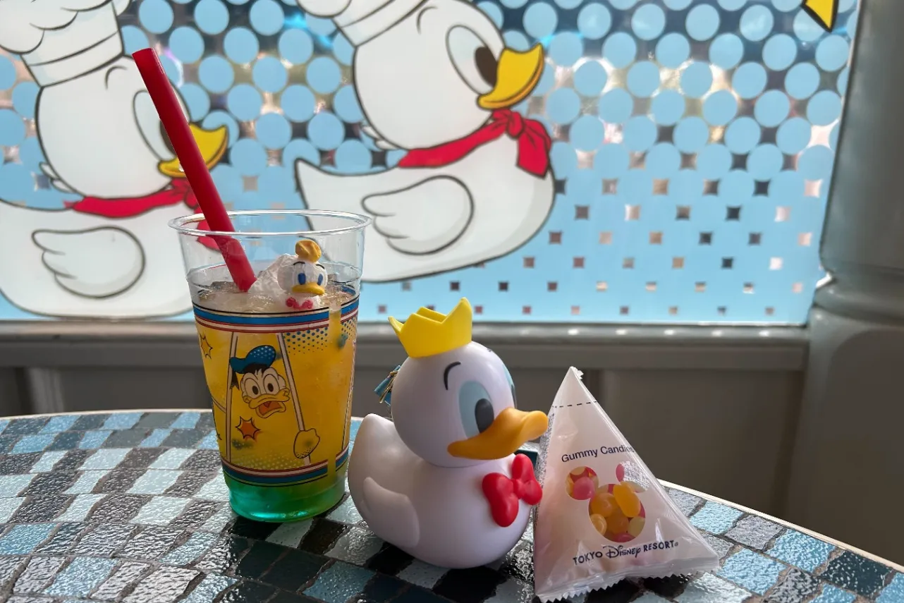 ▲写真左から「スパークリングドリンク(トロピカルフルーツ)」(780円)、「グミキャンディー、ミニスナックケース付き」(1,300円)