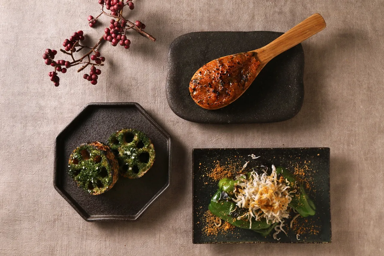 ▲左：「海苔塩れんこん」／奥：「黒十の焼き味噌」／手前：「炙りピーマンとしらす からすみがけ」