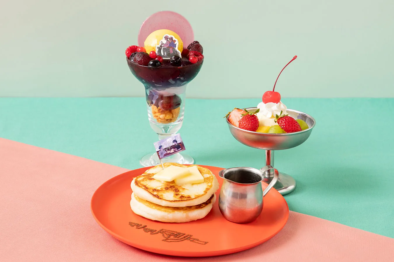 ▲左「エンディングの夕日パフェ」（1,400円）／右と下「パクリバターパンケーキ※トッピングのバニラアイスとフルーツ付き」（1,500円）©︎ 2023 マリマリマリー