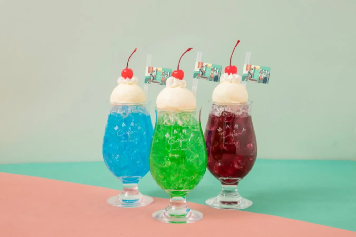 ▲「美月がよく飲むメロンソーダフロート」「美月がたまに飲むグレープソーダフロート」「美月がまれに飲むブルーハワイソーダフロート」（各1,100円）©︎ 2023 マリマリマリー