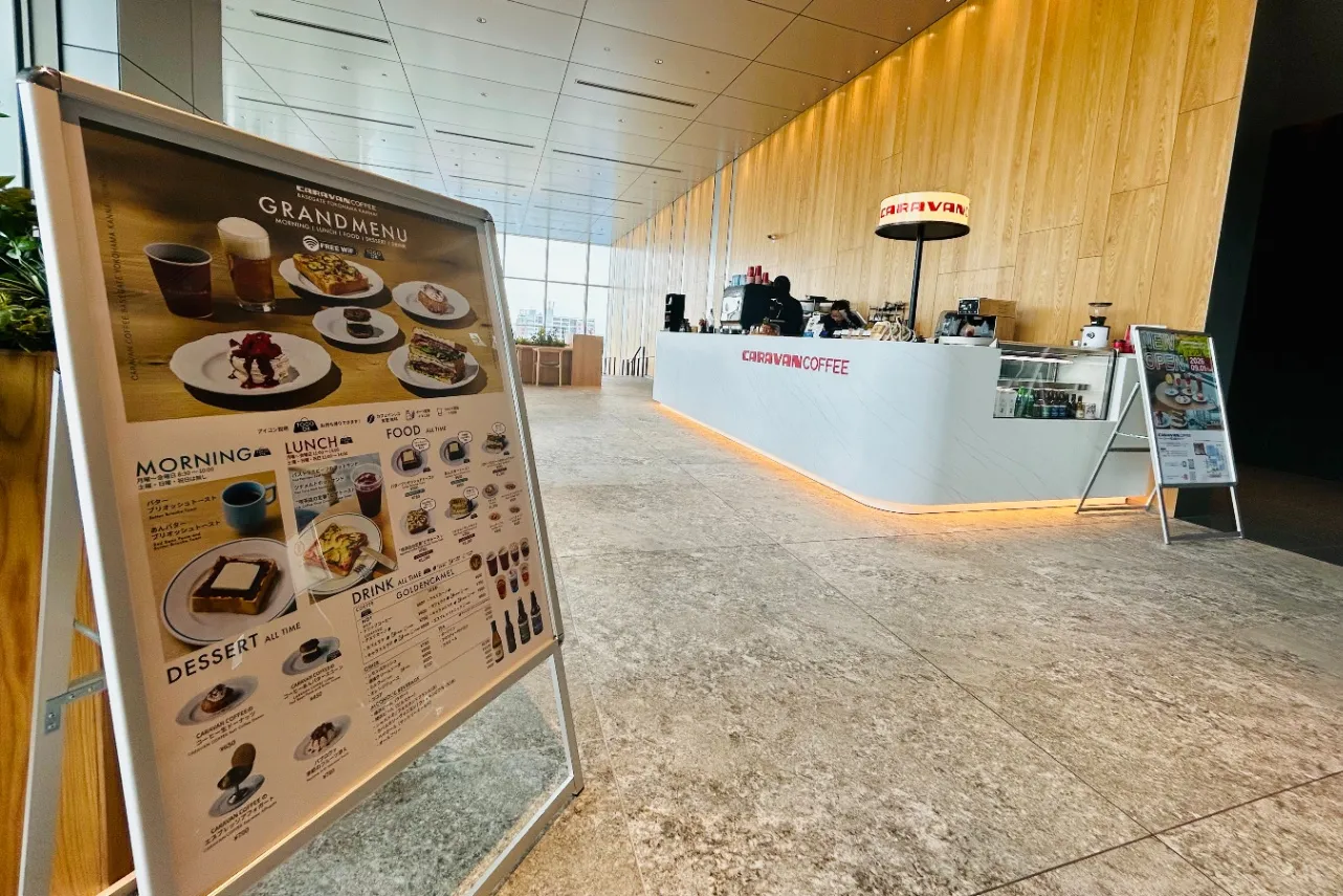 ▲「CARAVAN COFFEE ベースゲート横浜関内タワー」外観（撮影：レッツエンジョイ東京編集部）