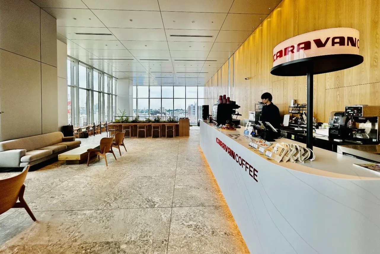 ▲「CARAVAN COFFEE ベースゲート横浜関内タワー」外観（撮影：レッツエンジョイ東京編集部）