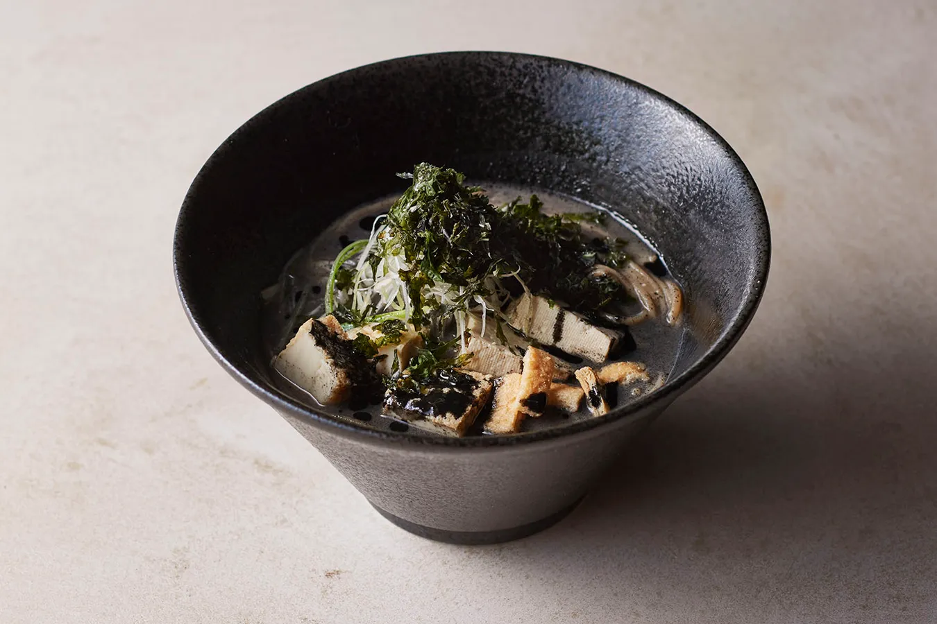 ▲「ネオブラック胡麻ラーメン」