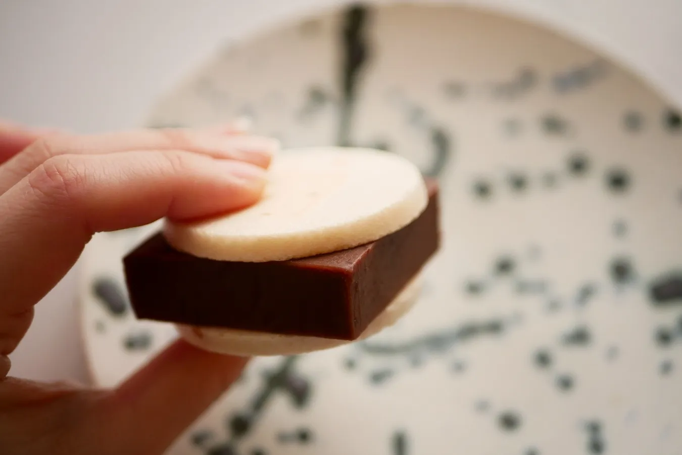 ▲「紅屋のショコラ羊羹ギフトセット」（4,320円、オンライン限定）