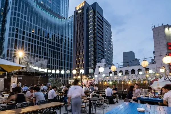 屋上で味わう！「新宿ビアガーデン 天空ヒルズ」