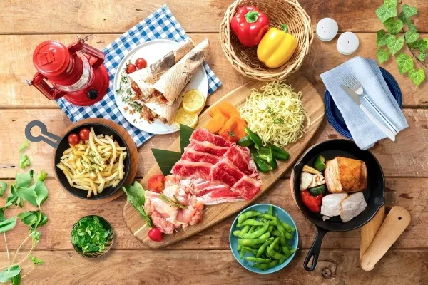 屋上でビールと肉料理を満喫！「芝生のビアガーデンBBQ」