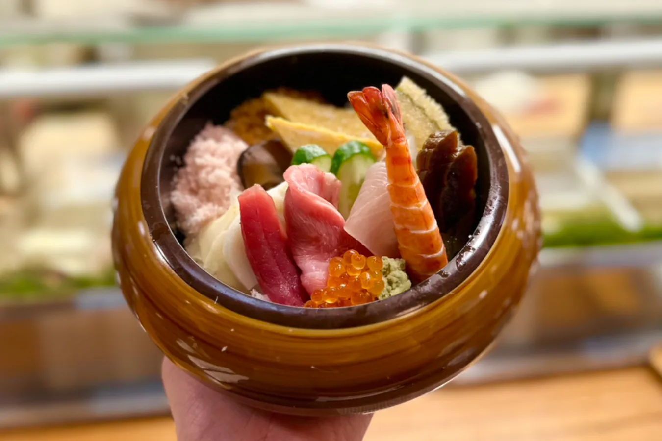 ▲ランチの「上ちらし」。白い酢飯の上に、にぎり寿司に用いる際と同様にネタを並べた「江戸前ちらし」です