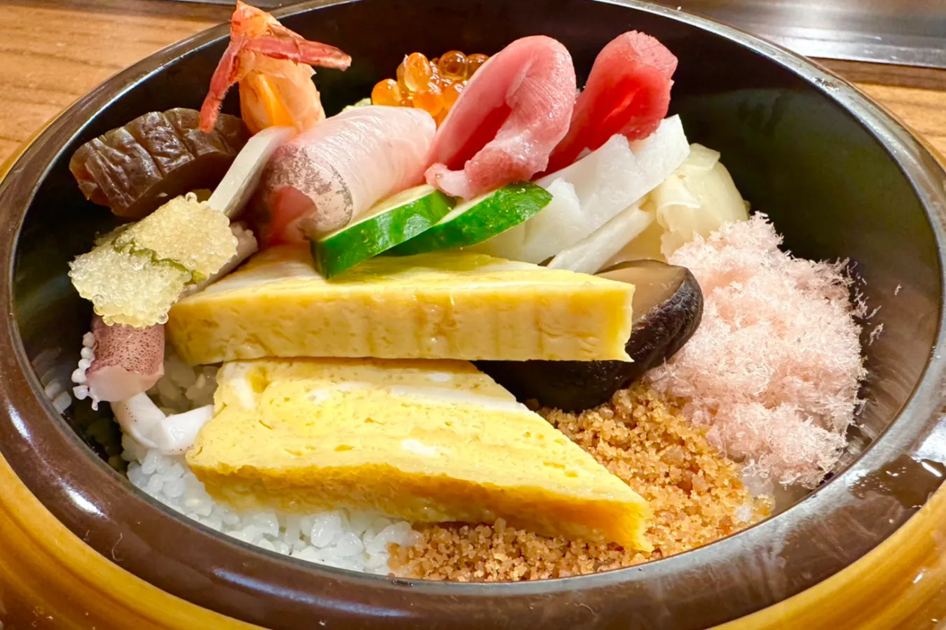 ▲裏側から覗いてみると、でんぶや椎茸、玉子焼きなど、老舗ならではの渋い素材も