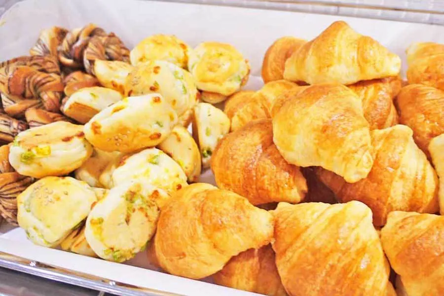 優雅なホテルの朝ビュッフェ1,600円！絶品焼きたてパンやワッフルなど、約40種類が食べ放題の池袋モーニング