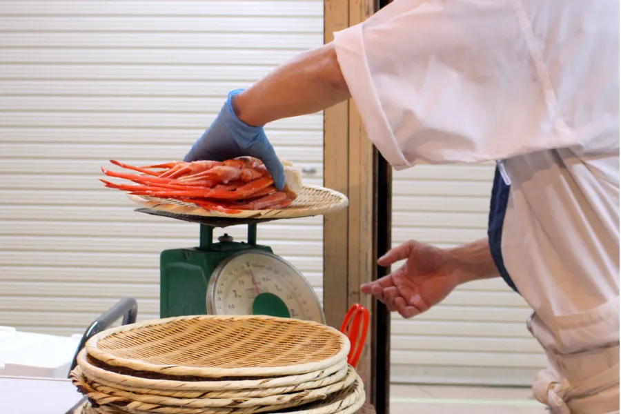 “高級カニ”が100g1,000円台!?新橋に「かに地獄」ならぬ天国みたいな場所があった_2902921