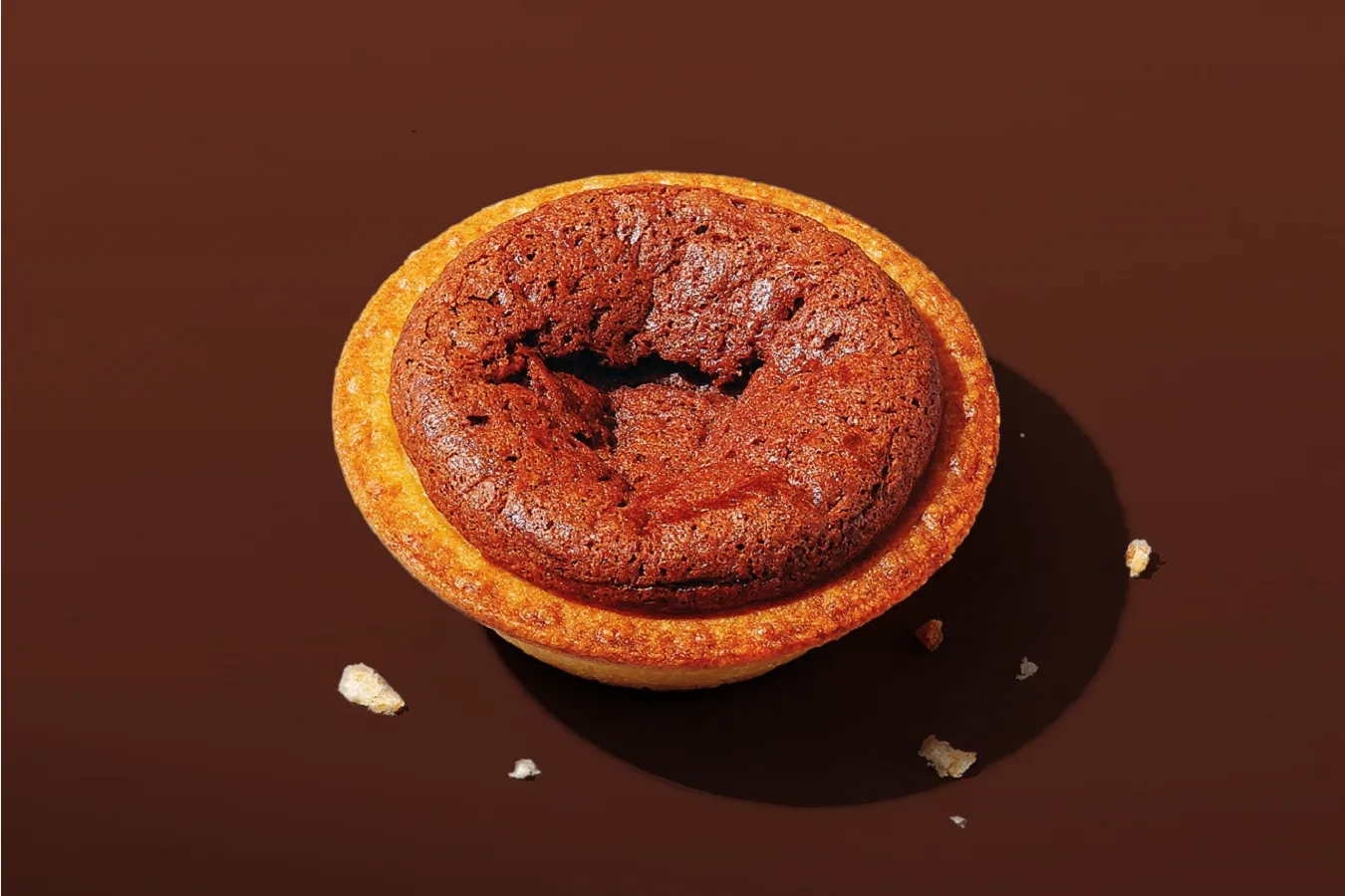 ▲仏ヴァローナ社のブラックチョコレートと白トリュフオイルを使用した「トリュフショコラタルト」（280円）
