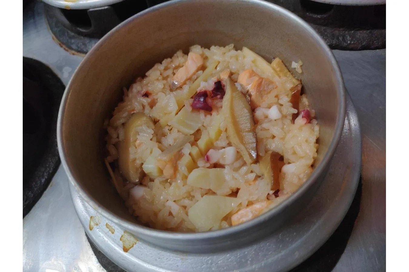 ▲人気メニューの一つ「五目海鮮釜めし」（1,650円）