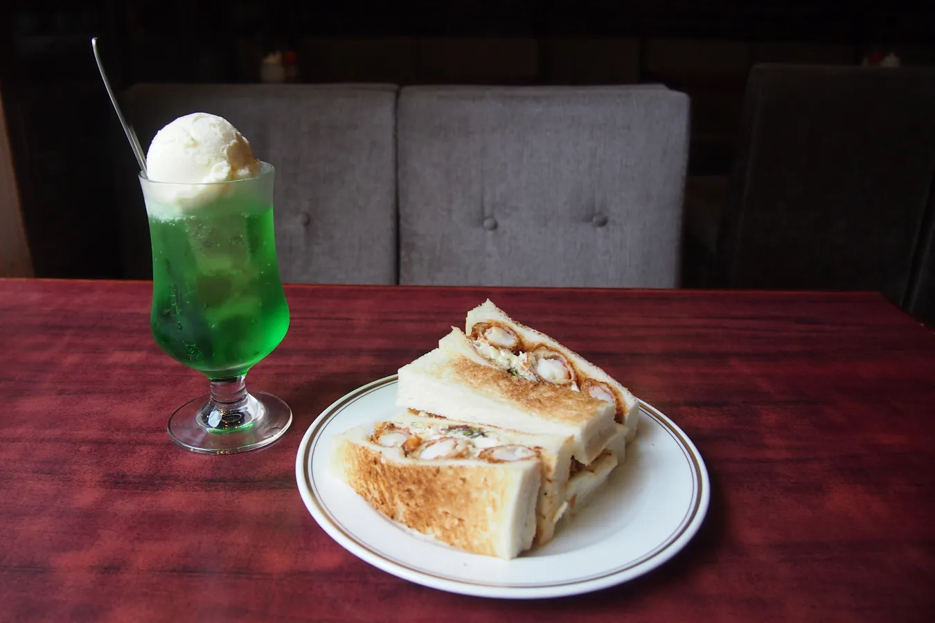 ▲左「クリームソーダ」、右「エビサンド」