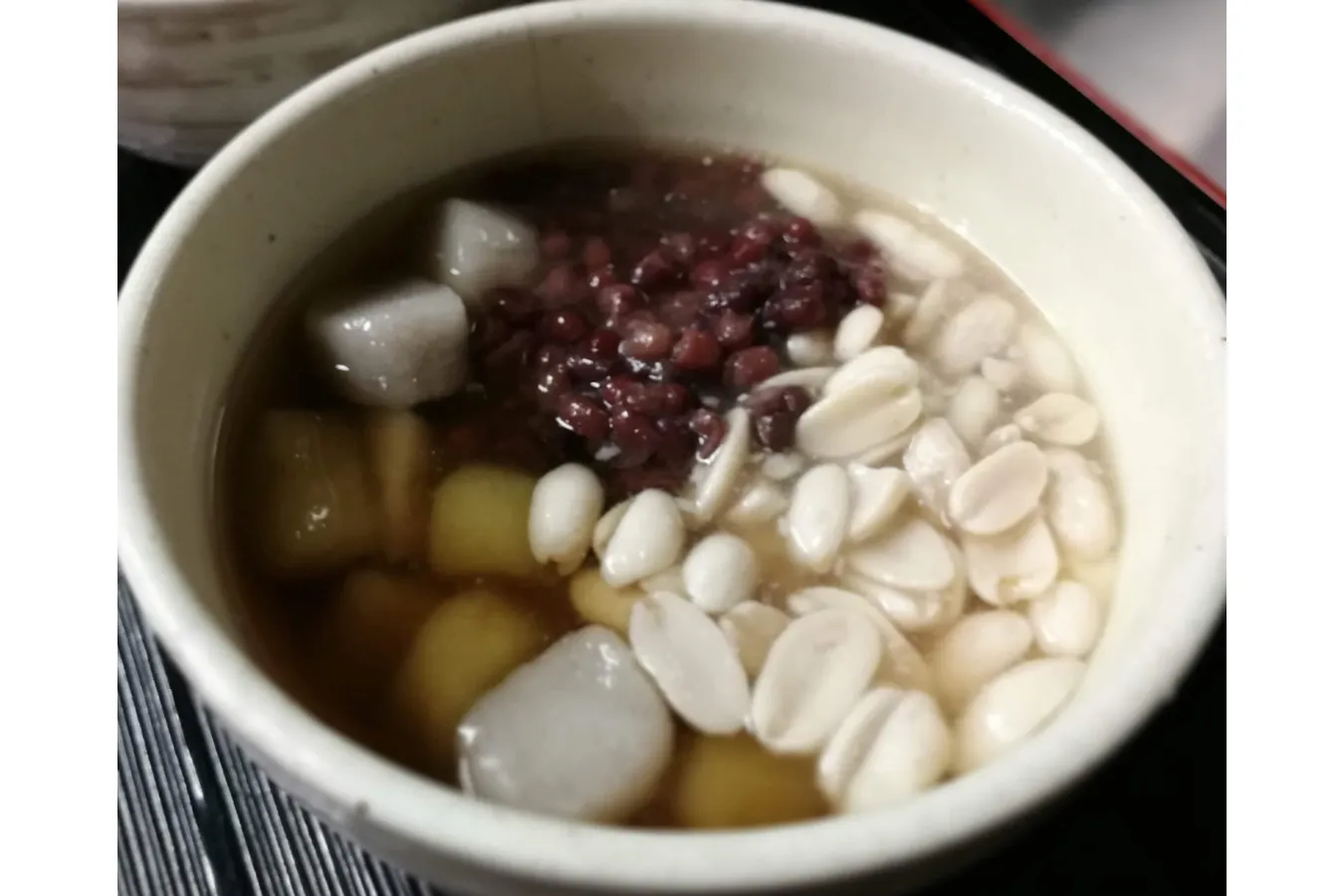 ▲写真の豆花はピーナッツ、小豆、さつまいも団子、さといも団子トッピングで800円