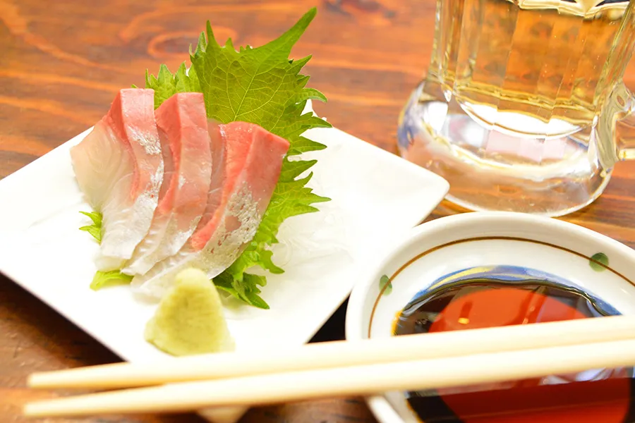 創業90年の酒場に、なんとお刺身100円も！？南千住でお酒好き女子のディープ居酒屋めぐり