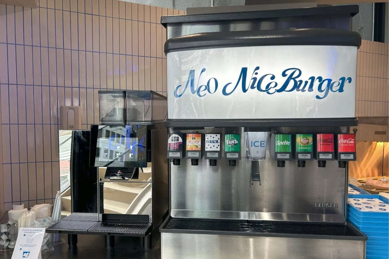 ▲セルフ式のドリンクコーナー（撮影：レッツエンジョイ東京編集部）