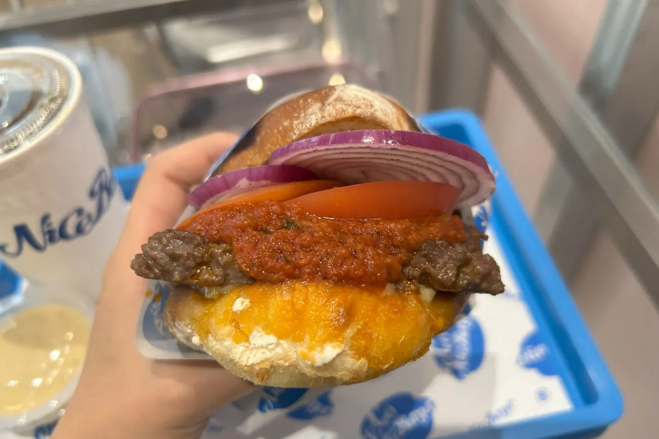 ▲「ネオナイスバーガー」（撮影：レッツエンジョイ東京編集部）