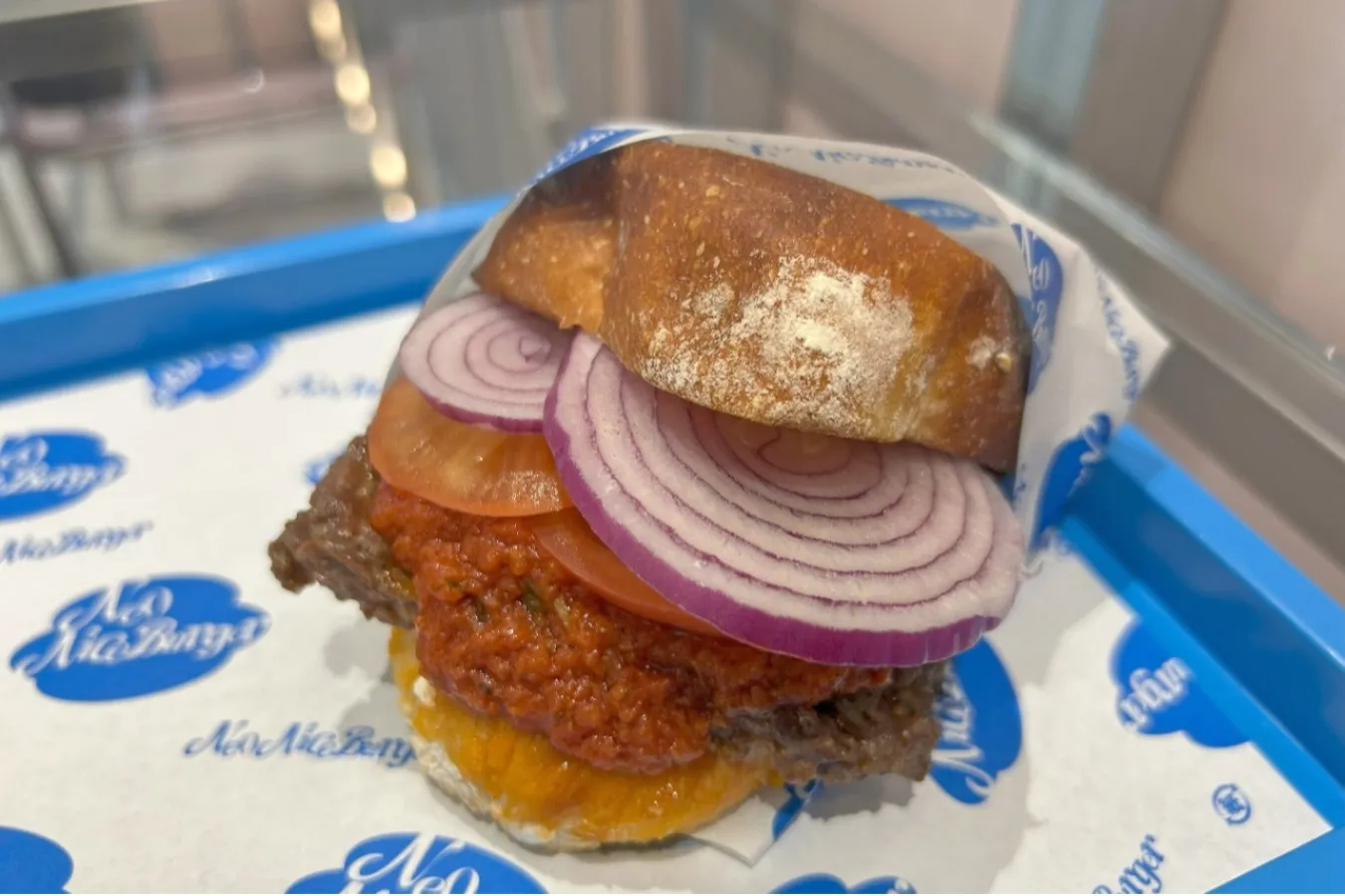 ▲店名を冠した「ナオナイスバーガー」（撮影：レッツエンジョイ東京編集部）