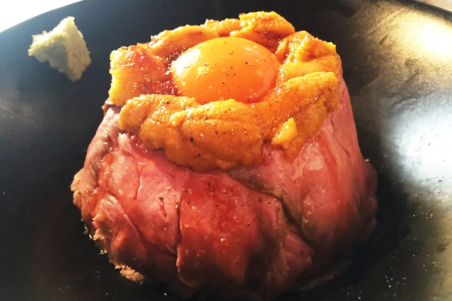 進化系ローストビーフ丼を食べ比べ！ウニのせ、石焼、ユッケ風、新しすぎる組み合わせに注目せよ