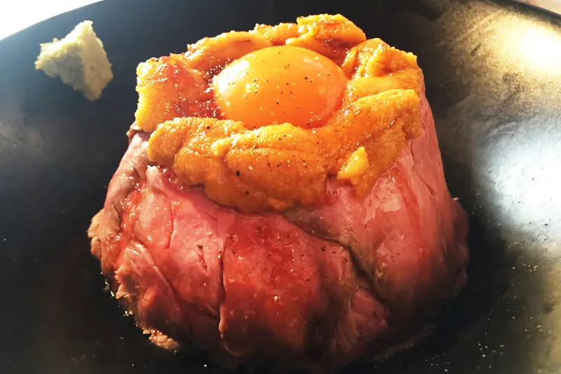 進化系ローストビーフ丼を食べ比べ！ウニのせ、石焼、ユッケ風、新しすぎる組み合わせに注目せよ