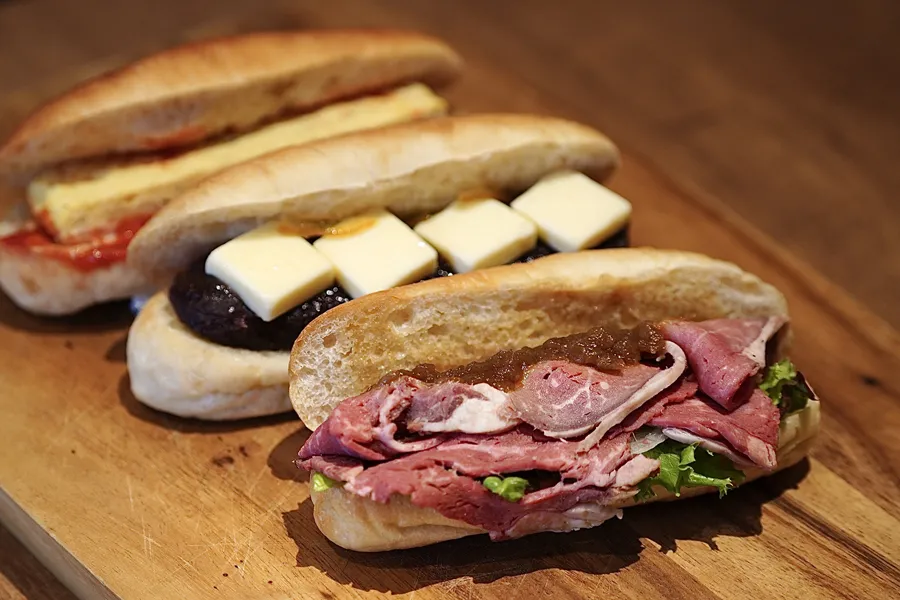 コッペパンスタンド「富谷商店」で、自慢のローストビーフサンドを堪能