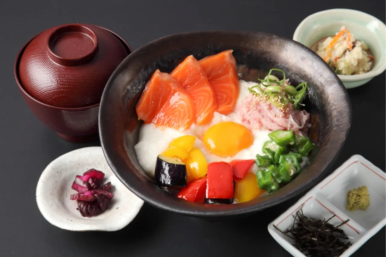 ▲「サーモンとねぎとろ 彩り野菜のとろろ丼」