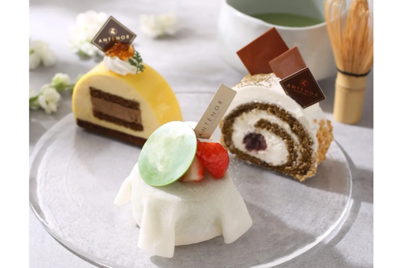 ▲手前から時計回りに「宇治抹茶と苺のぎゅうひ包み」「アールグレイとレモンのケーキ」「ほうじ茶のあん生ロール」