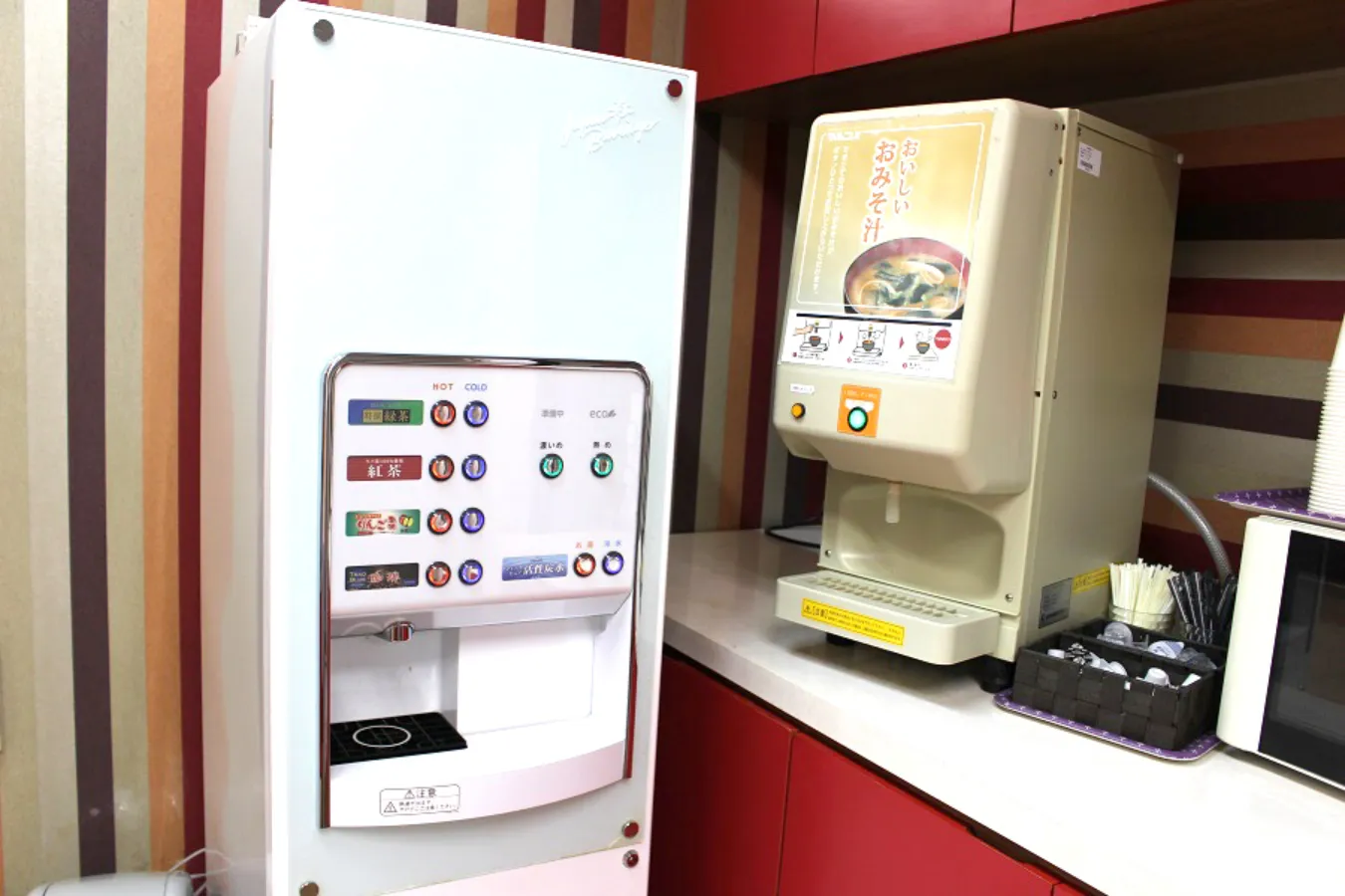 ▲フリードリンクとフリーお味噌汁も用意