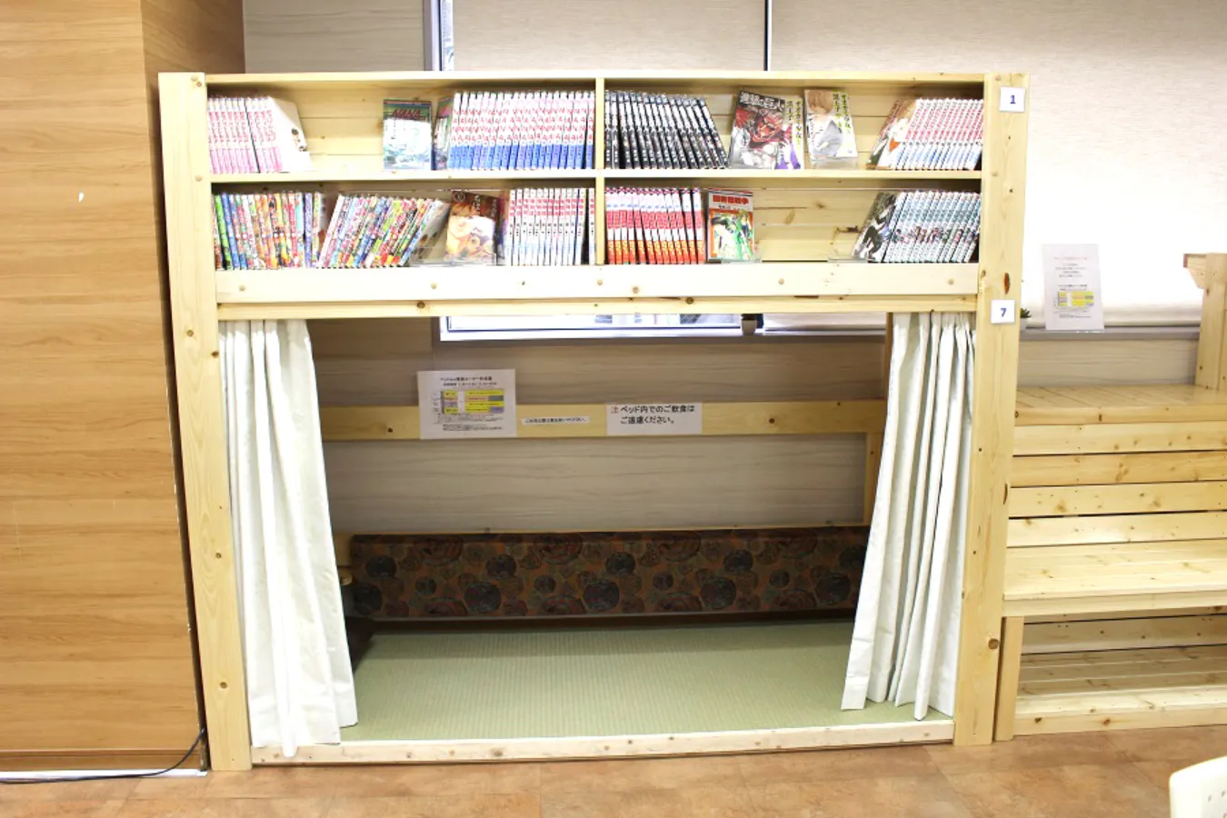 ▲漫画本棚の下は基本料金だけで使える仮眠スペースになっています
