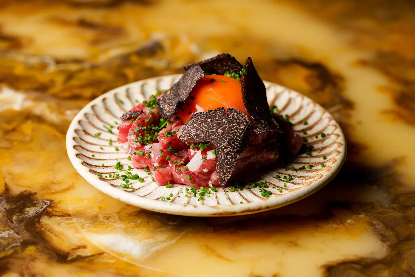 ▲「近江牛ロースをサッと炙ったトリュフとマスカルポーネのユッケ」