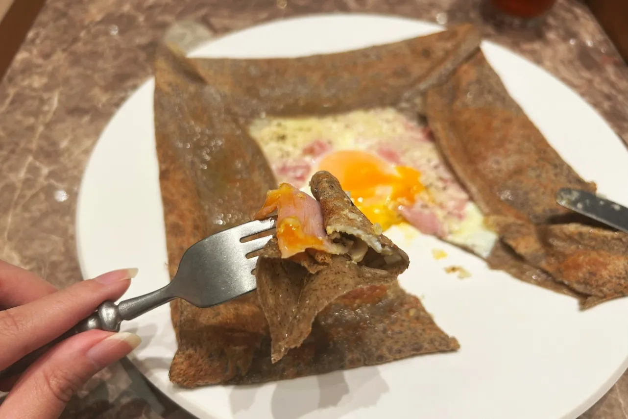 ▲黄身がとろっとあふれ出す（撮影：レッツエンジョイ東京編集部）