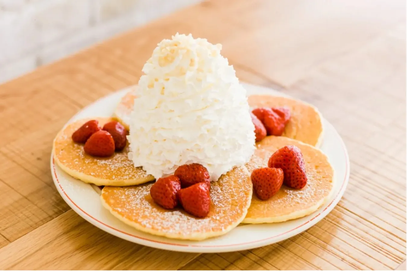 ▲パンケーキ（ストロベリー、ホイップクリームと マカダミアナッツ）